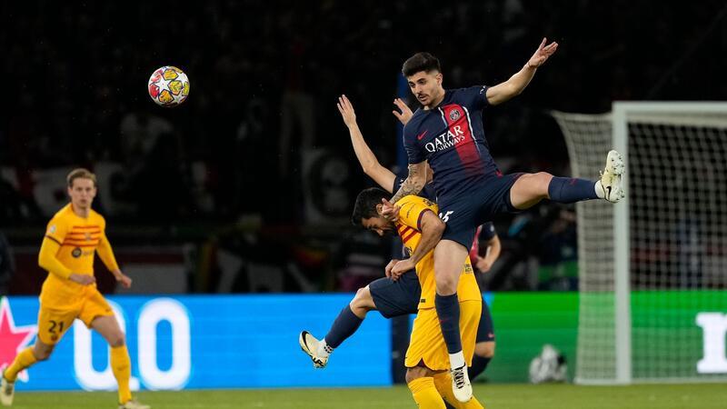 Barcelonas Ilkay Gündogan im Zweikampf mit Lucas Beraldo von Paris Saint-Germain.