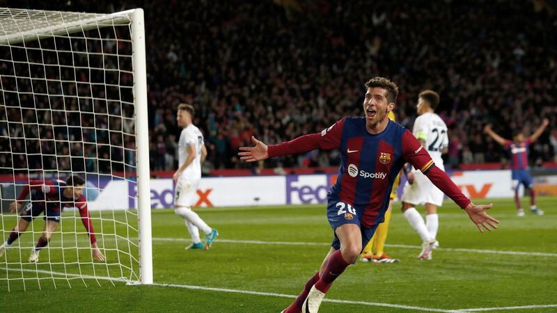 Barcelonas Sergi Roberto feiert das dritte Tor seiner Mannschaft, das von Barcelonas Robert Lewandowski (l) erzielt wurde.