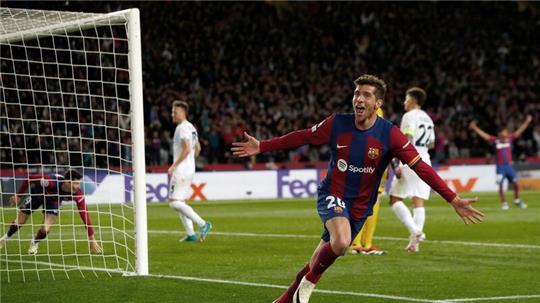 Barcelonas Sergi Roberto feiert das dritte Tor seiner Mannschaft, das von Barcelonas Robert Lewandowski (l) erzielt wurde.