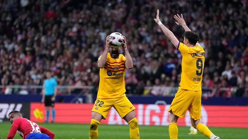 Barcelona siegt deutlich bei Atlético - Lewandowski überragt Barcelonas lkay Gündoğan (M) und Robert Lewandowski (r) ärgern sich über eine Schiedsrichterentscheidung.
