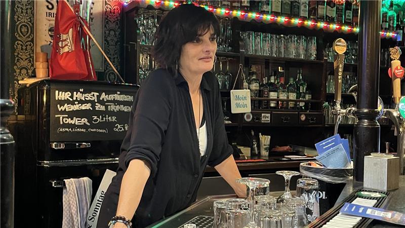 Auf Kneipentour in Buxtehude: Wenn der Abend anders endet als geplant Barfrau Angela Schuldt steht seit 25 Jahren im Bierbaum hinter dem Tresen.