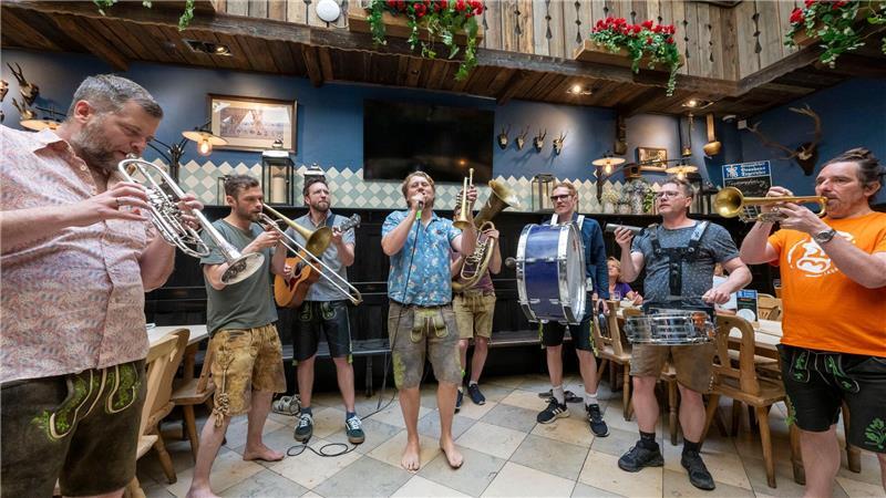 Barfuß mit Blasmusik: LaBrassBanda