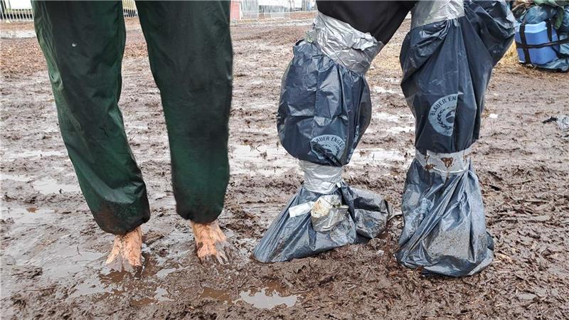 Barfuß oder Gummistiefel Marke Eigenbau. Foto: Jan Iven
