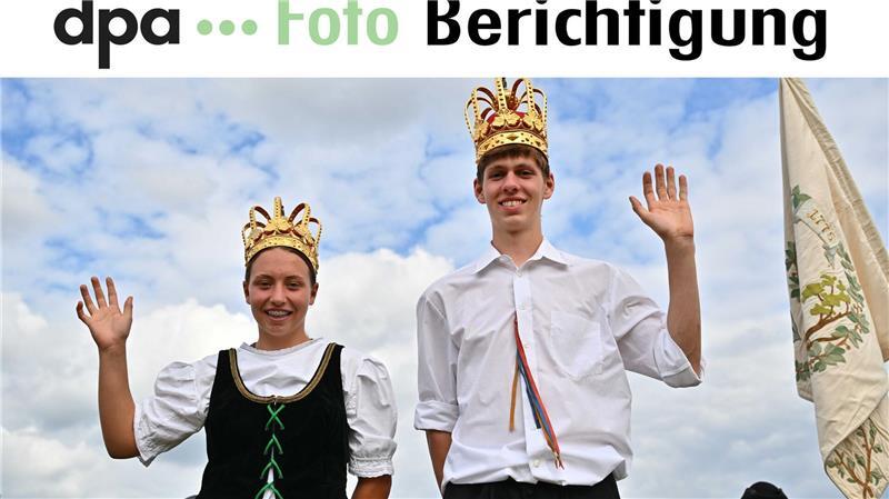 Bilder des Tages Barfuß übers Stoppelfeld.