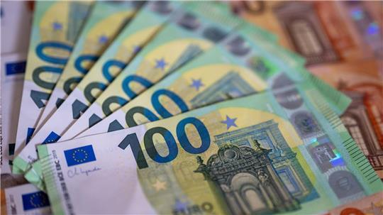 Bargeld wird nach Einschätzung der Bundesbank vermehrt gehortet und nicht mehr ausgegeben. (Symbolbild)