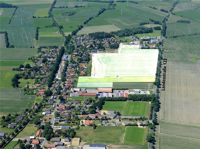 Bargstedt aus der Luft: Das (hell unterlegte) Gebiet an der Landesstraße 124 (rechts) wird in zwei Gebiete aufgeteilt. An der L 124 findet Gewerbe Platz, dann schließt sich Wohnbebauung an. Insgesamt sind 65 Bauplätze vorgesehen, ein erster