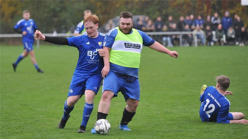 Das schlechteste Team im Landkreis? „Schlimmer kann es nicht werden“ Bargstedt (blaue Trikots) gewinnt 3:0 gegen Großenwörden. Die Spieler nehmen ihre fußballerischen Unzulänglichkeiten mit Humor.