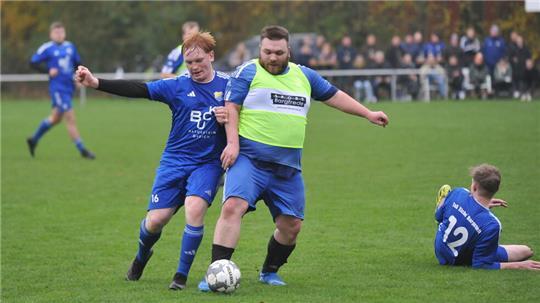 Bargstedt (blaue Trikots) gewinnt 3:0 gegen Großenwörden. Die Spieler nehmen ihre fußballerischen Unzulänglichkeiten mit Humor.