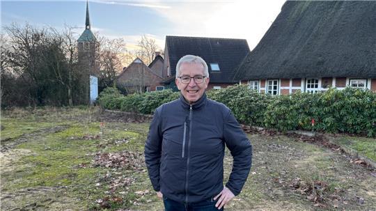 Bargstedts Bürgermeister Ulrich Rathjens auf der Fläche vor dem Heimathaus: Hier soll die neue Ortsmitte unter anderem entstehen.
