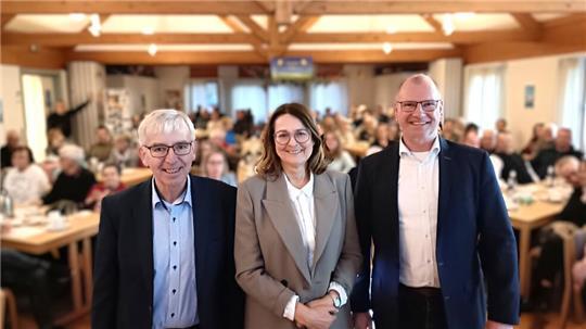 Bargstedts Bürgermeister Ulrich Rathjens (links) mit Samtgemeindebürgermeisterin Ute Kück und Moderator Heiko Fischer.
