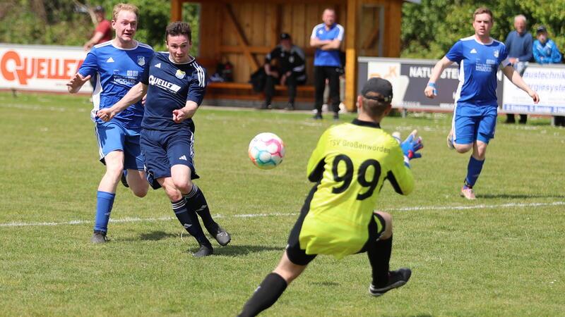 Bargstedts Jonas Woelfer hat das 1:0 gegen Großenwörden auf dem Fuß. Keeper Jakob Diercks kann den Schuss parieren.