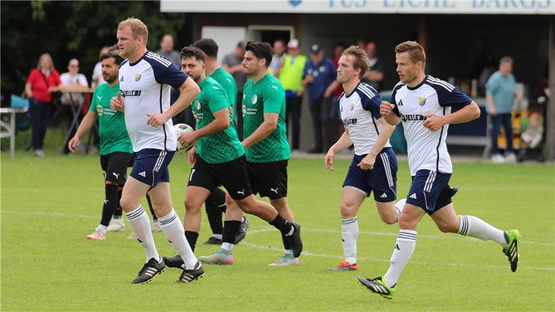 Ein Krimi bis zum Schluss: Die Chronik des letzten Stader Kreisliga-Spieltags Bargstedts Joshua Zintel (rechts) schießt das 2:2. Eiche macht das Titelrennen wieder spannend und kann den Wiederanstoß kaum erwarten.