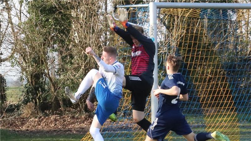 Bargstedt marschiert Richtung Titel – Trauer beim TSV Großenwörden Bargstedts Keeper Lennard Eckhoff klärt vor Maximilian Puschmann. Nikolas Hinck (Nr. 2) muss nicht mehr eingreifen.