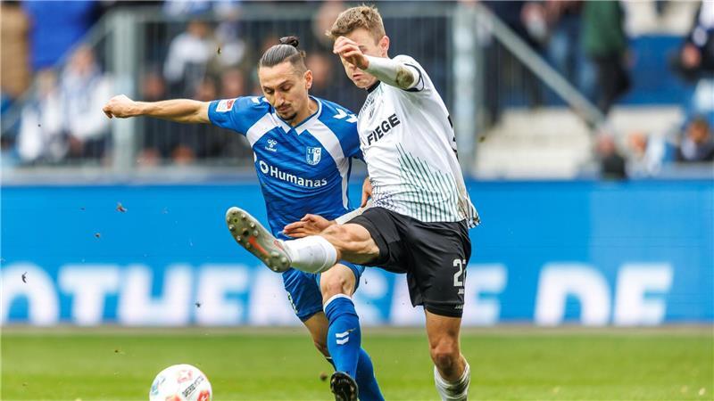 Schlusslicht Magdeburg holt gegen Münster ersten Heimsieg Baris Atik (l, 1. FC Magdeburg) kämpft gegen Jano ter Horst (Preußen Münster) um den Ball.