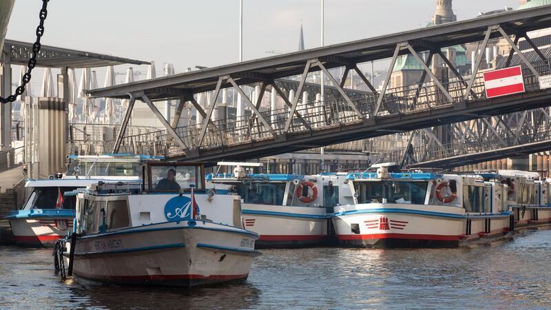 Barkassen liegen im Hamburger Hafen. (Archivbild)
