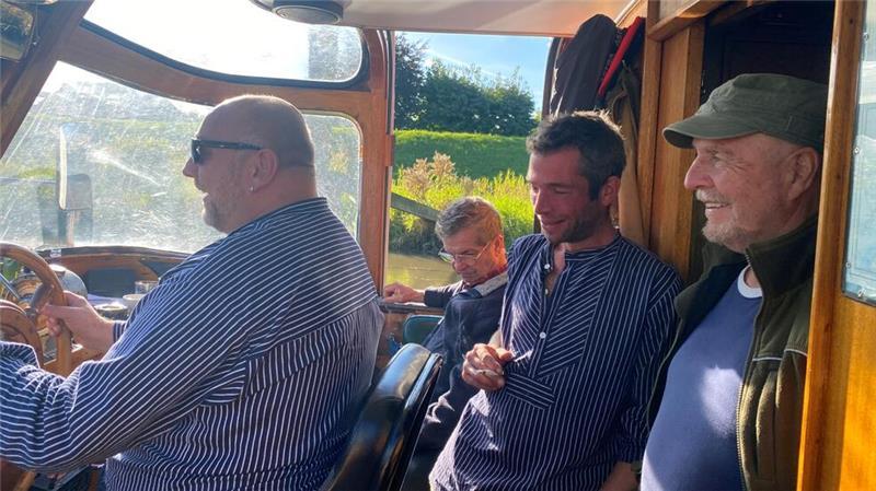 Wappen von Lübeck: Dieser Stader holt eine alte Barkasse nach Buxtehude Barkassenfahrt auf der Este: Bei Sonnenschein und blauem Himmel bestreiten Andre Christoleit, Dieter Brusch, Jan Sauerwein und Bernd Moje die letzte Etappe ihrer fünftägigen Schiffsreise.