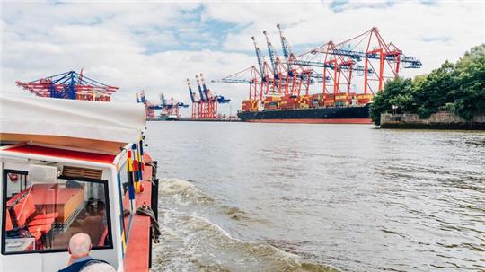 Barkassenfahrten über die Elbe und Este sind bei Besuchern und Bürgern beliebt.