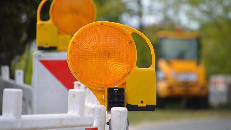 Barken vor einer Baustelle. Foto: Frauke Riether/Pixabay