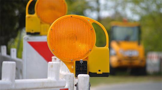 Barken vor einer Baustelle. Foto: Frauke Riether/Pixabay