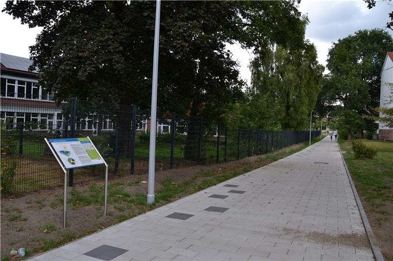 Barrierefrei führt der Weg vom Lerchenweg zum Begegnungspark. Dunkle Platten laden Kinder zum Hüpfen ein. Fotos: Helfferich