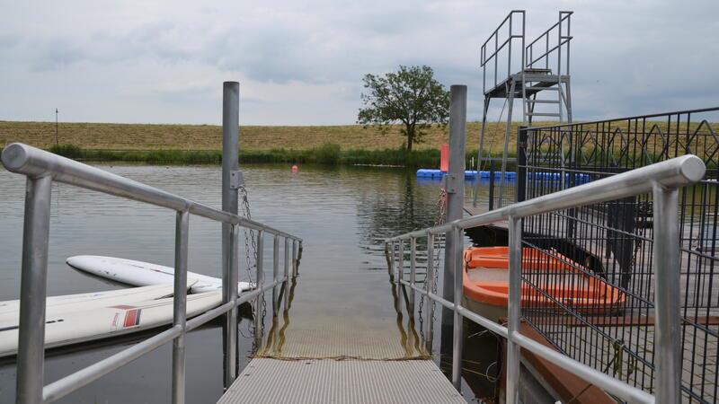 Barrierefreiheit: Eine Rampe erleichtert Badegästen den Zugang zum Wasser.