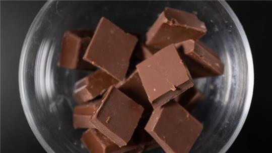 Barry Callebaut arbeitet vor allem als Zulieferer für die Herstellung von Schokoladenprodukten und ist deshalb als Marke nicht sehr bekannt.