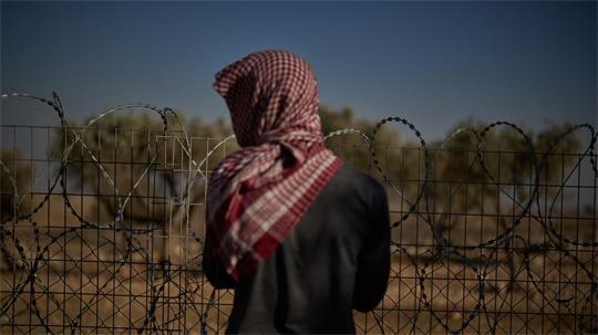 Bashar arbeitet am Zaun des Hauses seiner palästinensisch-beduinischen Familie, um Angriffe israelischer Siedler am Rande der Stadt Taybeh im Westjordanland zu verhindern.