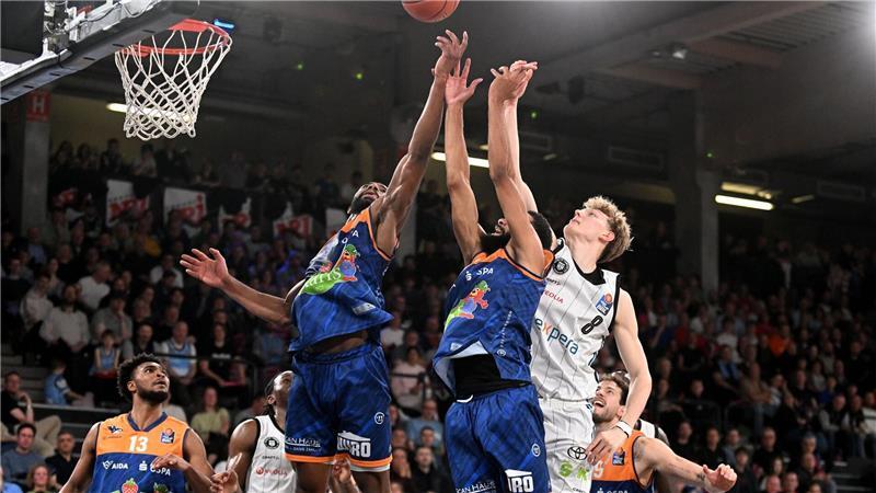 Sieg in letzter Sekunde: Hamburg schlägt Rostock Basketball-Bundesliga: Die Rostocker Malik Osborne und Pedro Bradshaw vor Hamburgs Jared Grey.
