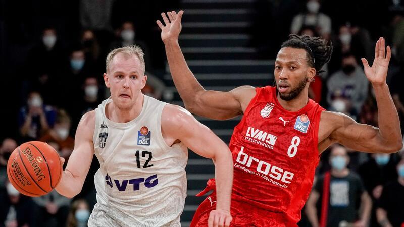 Oldenburger Basketballer verpflichten Hinrichs Basketball: Bundesliga, Hamburg Towers - Brose Bamberg, Hauptrunde, 12. Spieltag, edel-optics.de Arena. Hamburgs Forward Seth Hinrichs (l) und Bambergs Center Akil Mitchell kämpfen um den Ball.