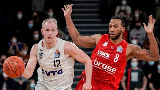 Basketball: Bundesliga, Hamburg Towers - Brose Bamberg, Hauptrunde, 12. Spieltag, edel-optics.de Arena. Hamburgs Forward Seth Hinrichs (l) und Bambergs Center Akil Mitchell kämpfen um den Ball.