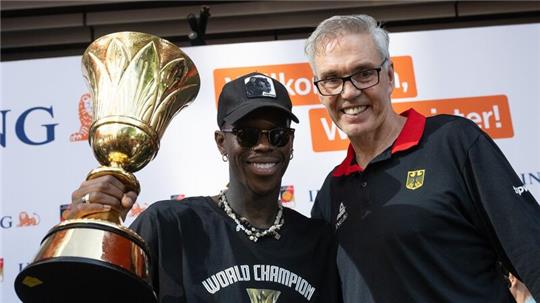 Basketball-Bundestrainer Gordon Herbert sieht Dennis Schröder als prädestinierten Fahnenträger für Olympia 2024.