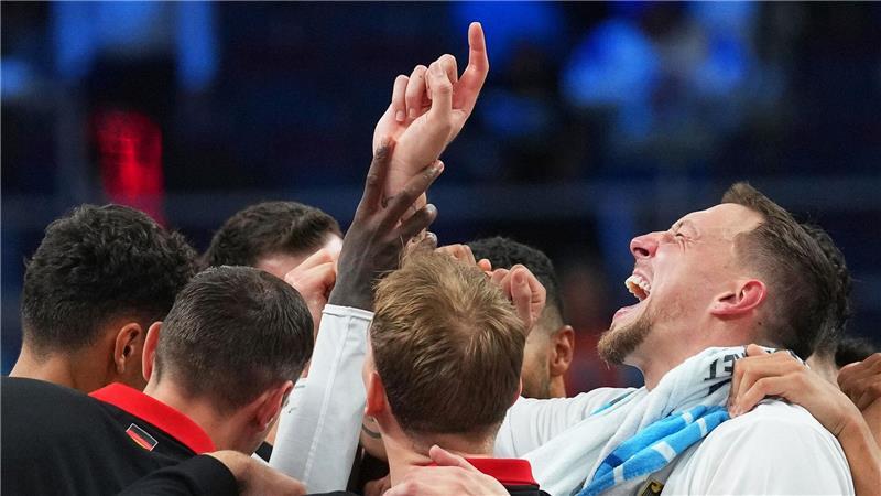 Basketball: EM, Deutschland - Finnland, K.o.-Runde, Halbfinale, Deutschlands Spieler um Daniel Theis (r) jubeln nach dem Sieg.