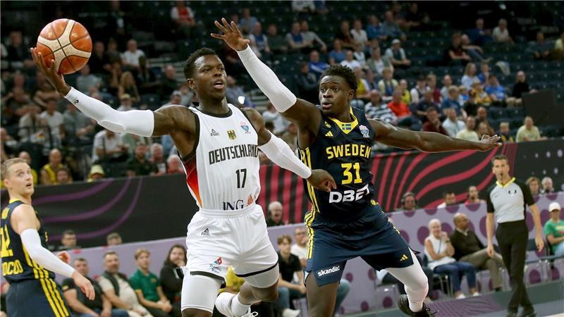 Bilder des Tages Basketball-EM in Finnland: Dennis Schröder in Aktion im Spiel gegen Schweden.