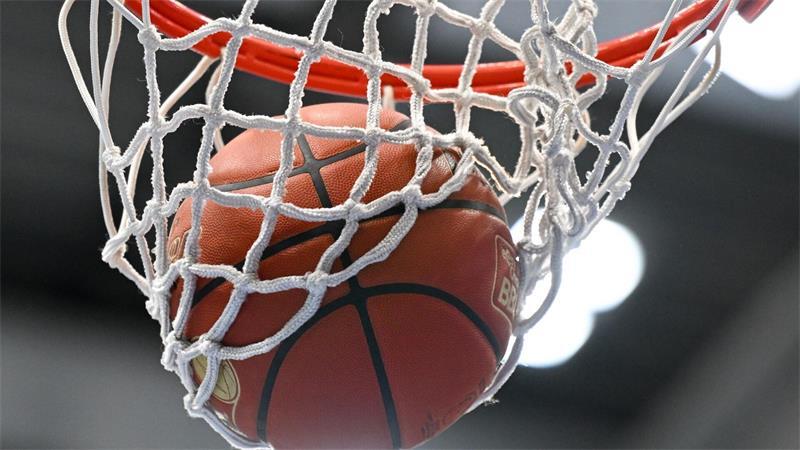 Basketball: Ein Ball fällt durch das Netz.