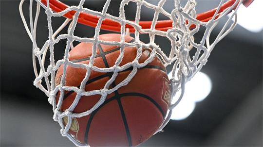 Basketball: Ein Ball fällt durch das Netz.