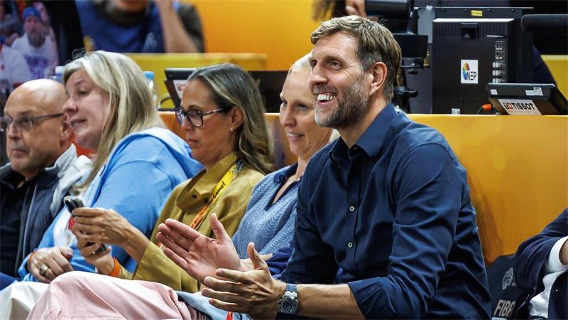 „Eistonne und Döner“: Basketballerinnen im WM-Rausch Basketball-Legende Dirk Nowitzki jubelte mit den deutschen Basketballerinnen.