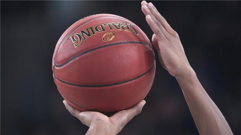 Basketball-Spieler kämpfen um den Ballbesitz. (Archivbild)