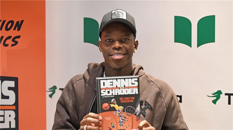 Dennis Schröder über seinen Weg zum Basketball-Star Basketball-Star Dennis Schröder signiert in Hamburg sein Kinderbuch für Fans.