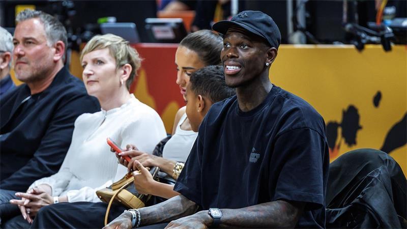 Keine Zeit für Party: Basketballerinnen nun gegen Südkorea Basketball-Star Schröder mit Frau und Sohn in Reihe eins.