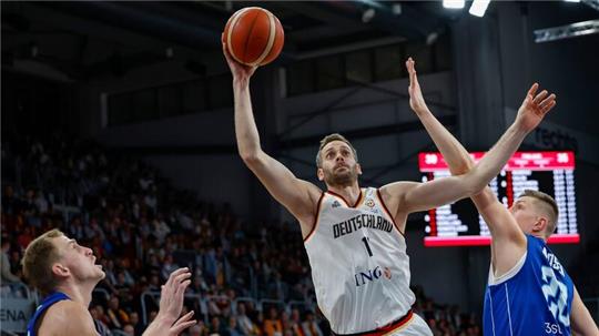 Basketball: WM-Qualifikation, Deutschland - Finnland, Europa, 2. Runde, Gruppe J, 3. Spieltag, Brose Arena. Jonas Wohlfahrt-Bottermann (M, Deutschland) in Aktion gegen Alexander Madsen (r, Finnland).