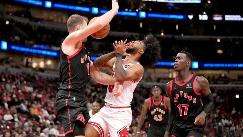 NBA: Schröder mit bitterer Niederlage - Sieg für Wagner-Duo Basketball-Weltmeister Dennis Schröder (17, r) hat den zweiten Saisonsieg äußerst knapp verpasst.