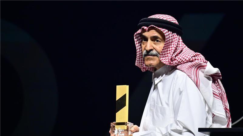 Basketball-Weltverbands-Präsident Scheich Saud Ali Al Thani verteilte die Trophäen an die neuen Hall-of-Fame-Mitglieder um Dirk Nowitzki.