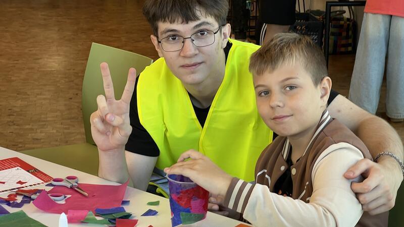 Zu Hause tobt der Krieg - in Stade genießen sie den Frieden Basteln gehört zum Freizeitprogramm der jungen Ukrainer im Alter zwischen 8 und 16 Jahren.