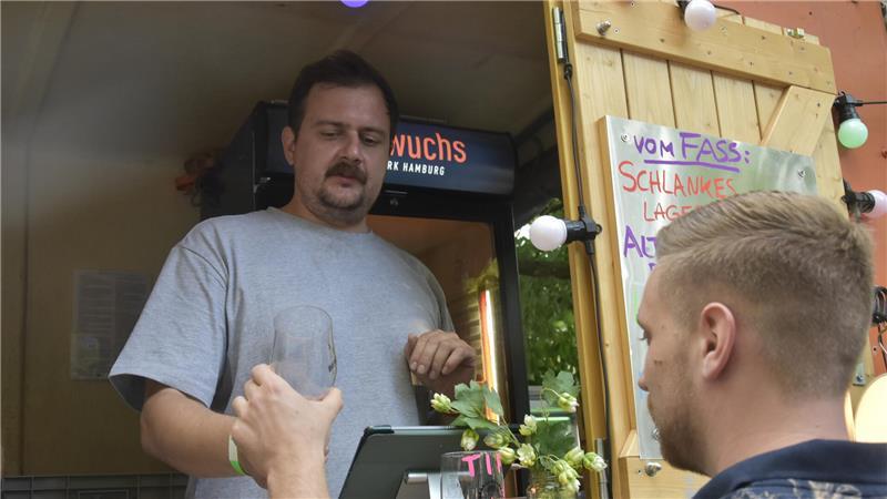 Basti von Wildwuchs Brauwerk verkauft Bio-Bier.