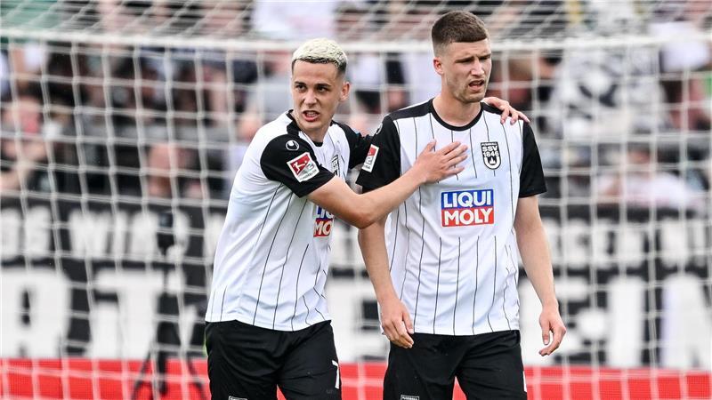 Sieg in Unterzahl: Hannover vergrößert Ulmer Abstiegssorgen Bastian Allgeier versucht Tom Gaal nach seinem Eigentor aufzumuntern.
