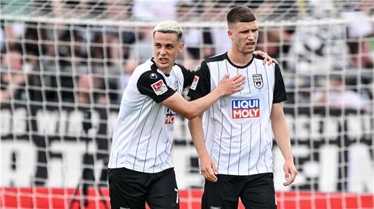Bastian Allgeier versucht Tom Gaal nach seinem Eigentor aufzumuntern.