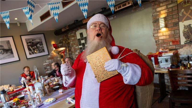 Die Ho-Ho-Hochschule: Hier werden Weihnachtsmänner gemacht Bastian Kluth, einer der Teilnehmer der Weihnachtsmann-Schulung, zeigt sein Kostüm.