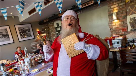 Bastian Kluth, einer der Teilnehmer der Weihnachtsmann-Schulung, zeigt sein Kostüm.