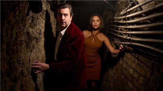 Bastian Pastewka und Tamara Romera Ginés in einer Szene des Krimis „Fabian und die mörderische Hochzeit“, der ab 6. Februar bei Prime Video zu sehen ist. (Archivbild)