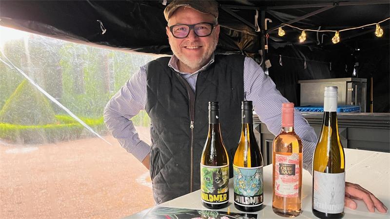 Raffinesse vom Rost: Wie die Barbecue-Fans für Grill-Genuss sorgen Bastian Renck serviert beim BBQ-Festival hauseigenen Genuss vom Kastanienhof in Deinste: ausgesuchte Weine. Und er hat auch einen eigenen Limoncello auf der Karte.
